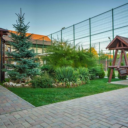 Conacul Ambient Hotel Кристиан Екстериор снимка