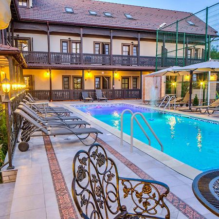 Conacul Ambient Hotel Кристиан Екстериор снимка
