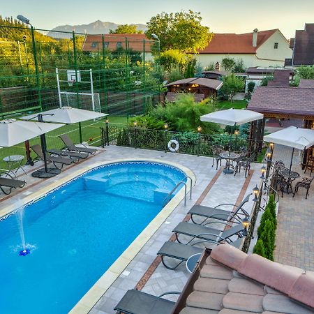 Conacul Ambient Hotel Кристиан Екстериор снимка