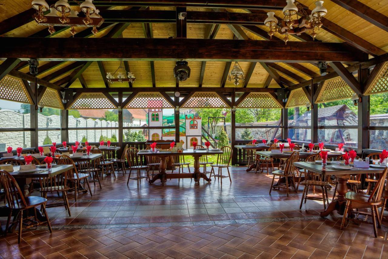 Conacul Ambient Hotel Кристиан Екстериор снимка