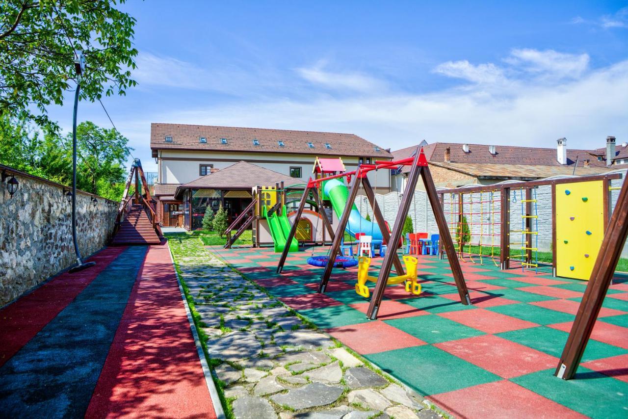 Conacul Ambient Hotel Кристиан Екстериор снимка