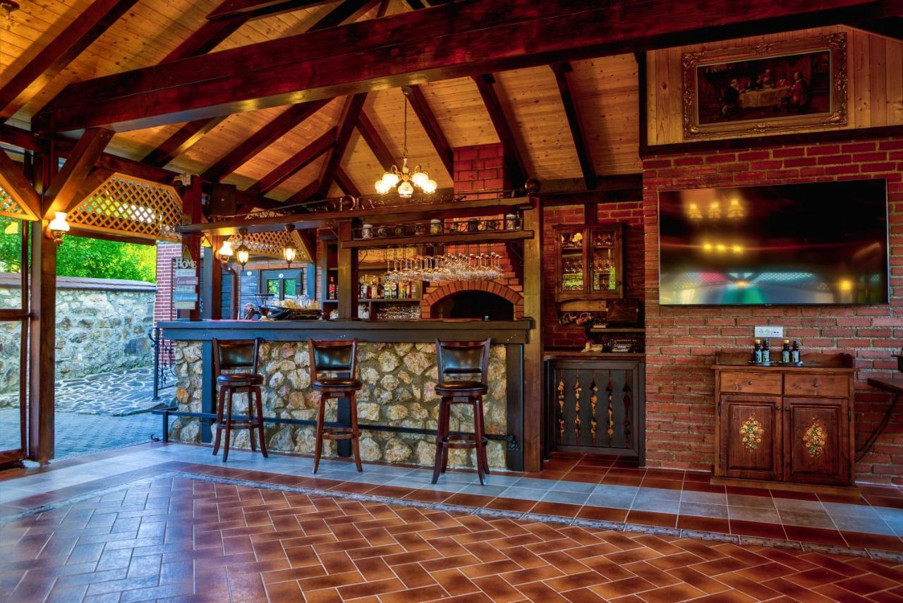 Conacul Ambient Hotel Кристиан Екстериор снимка