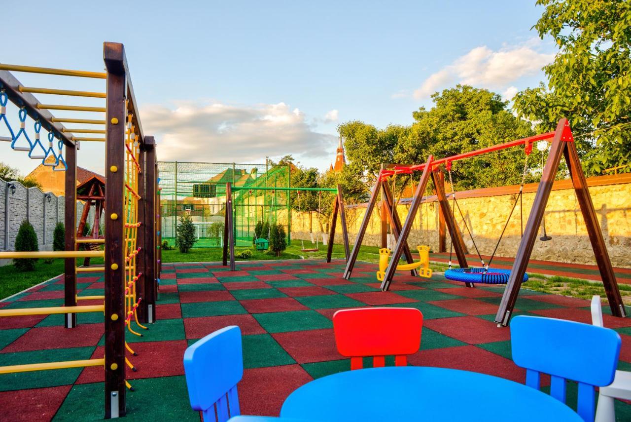 Conacul Ambient Hotel Кристиан Екстериор снимка