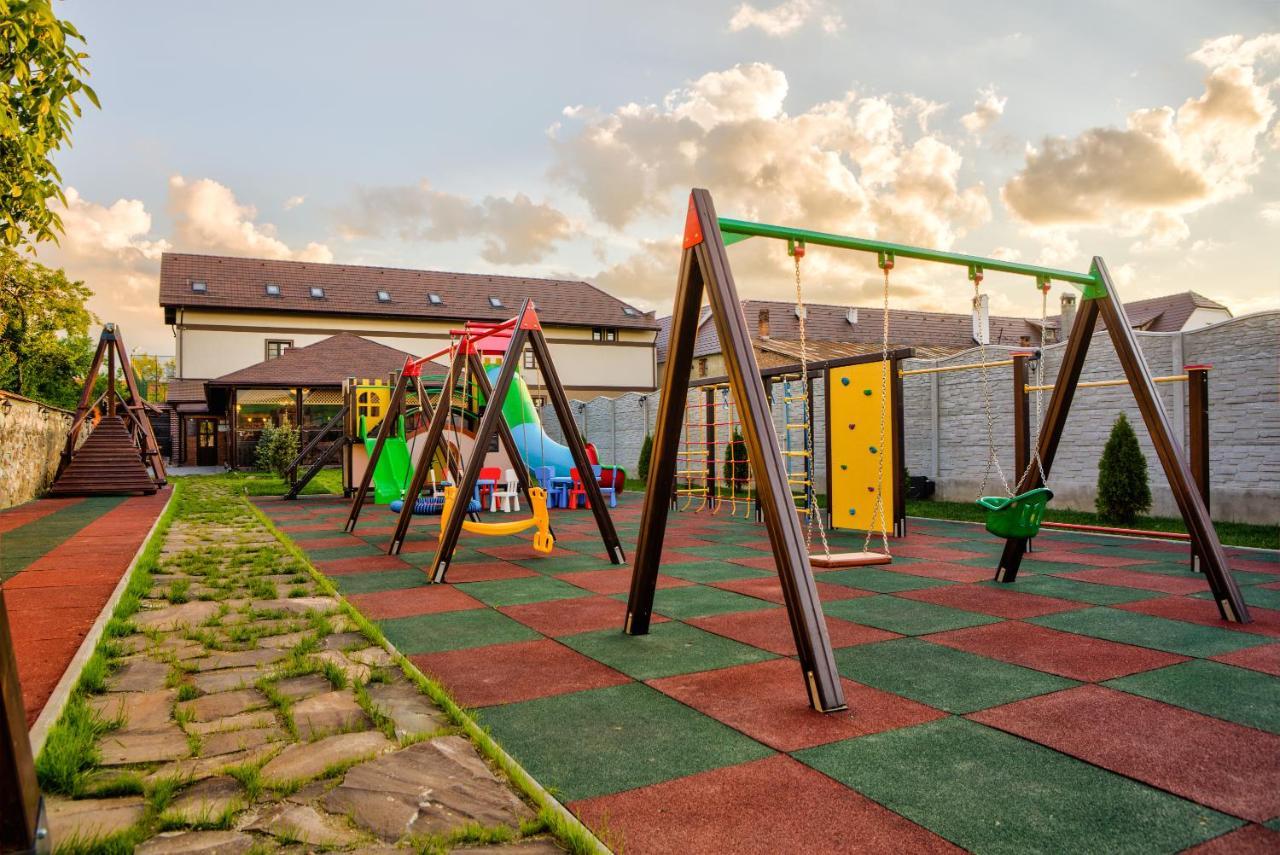 Conacul Ambient Hotel Кристиан Екстериор снимка
