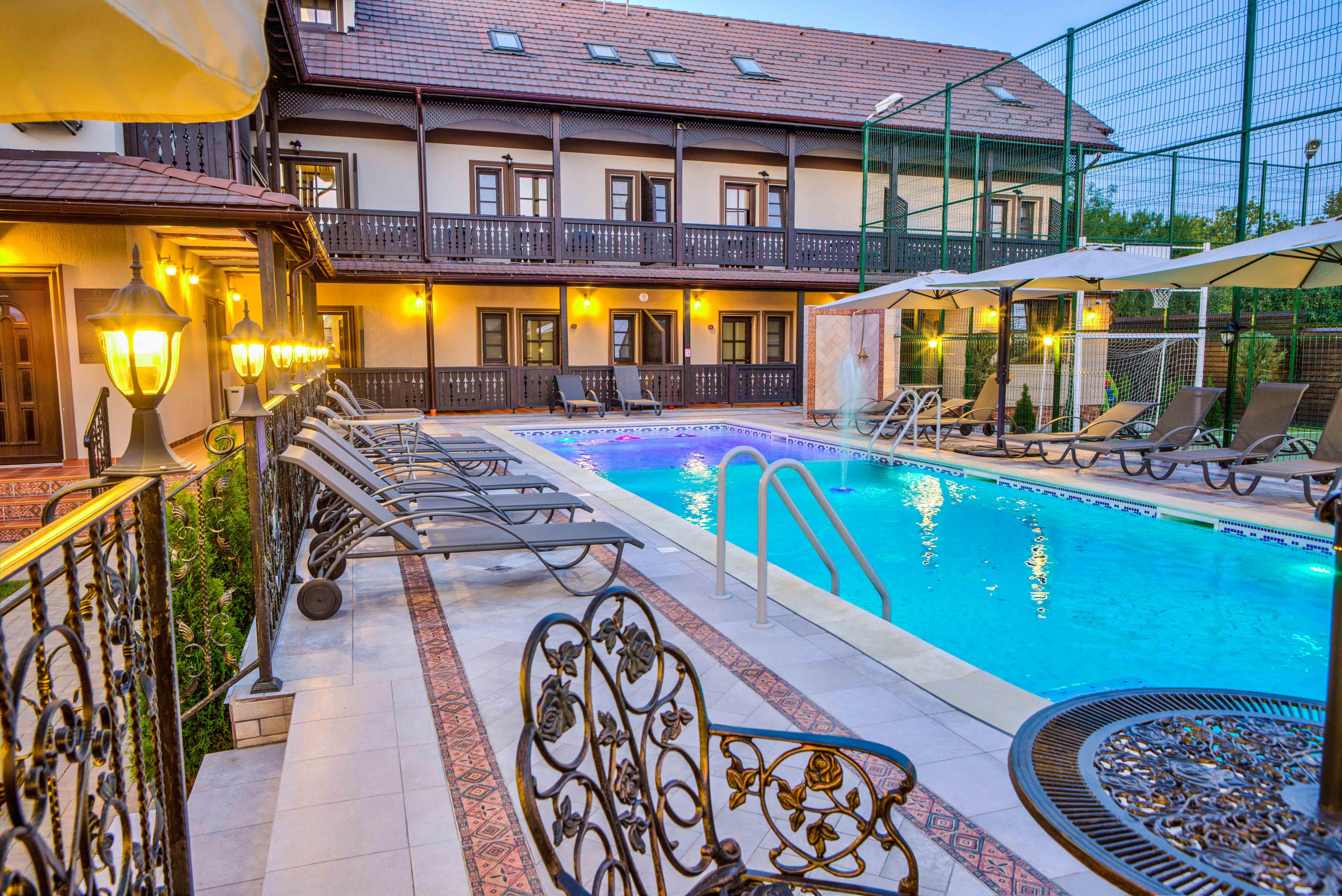 Conacul Ambient Hotel Кристиан Екстериор снимка