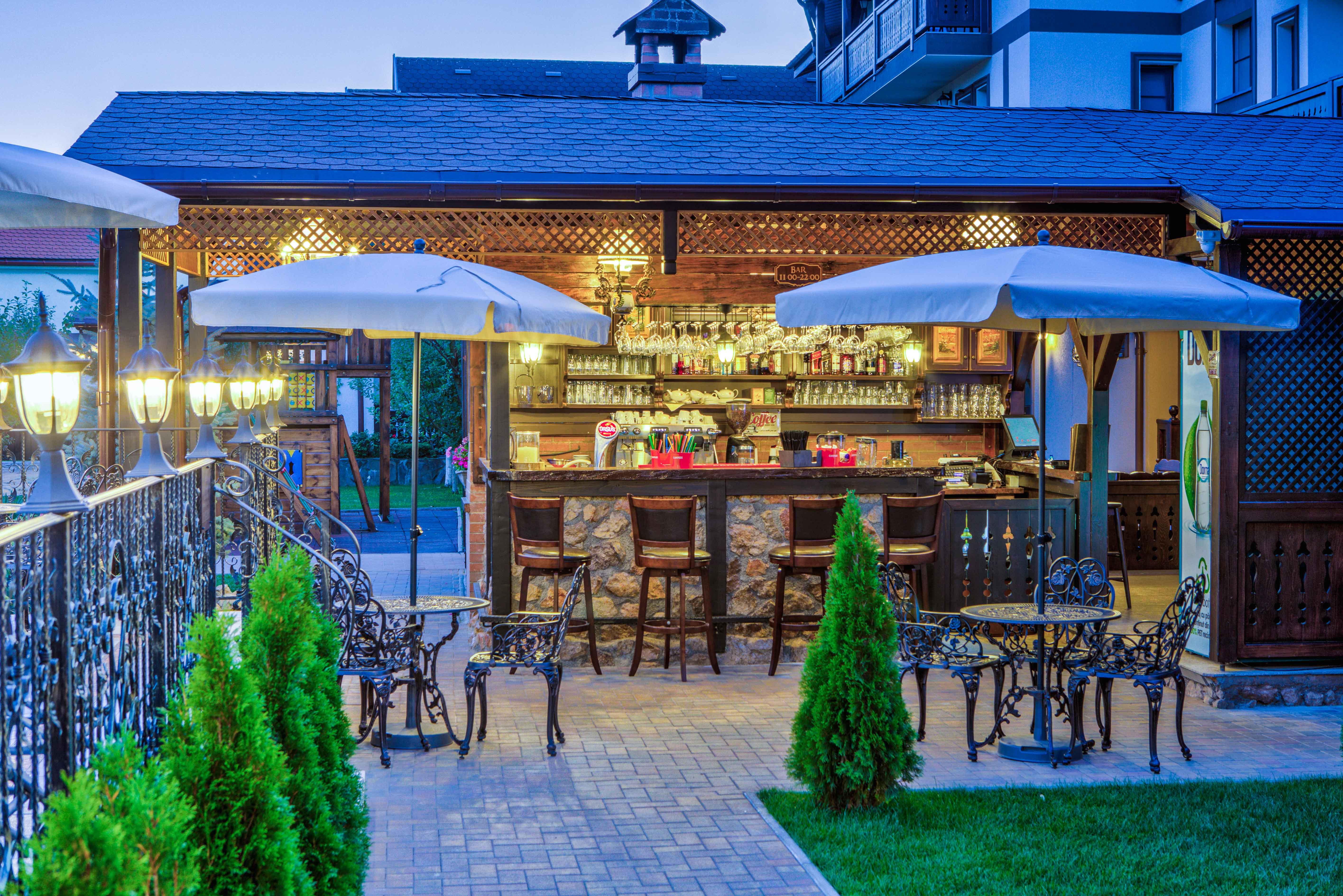 Conacul Ambient Hotel Кристиан Екстериор снимка