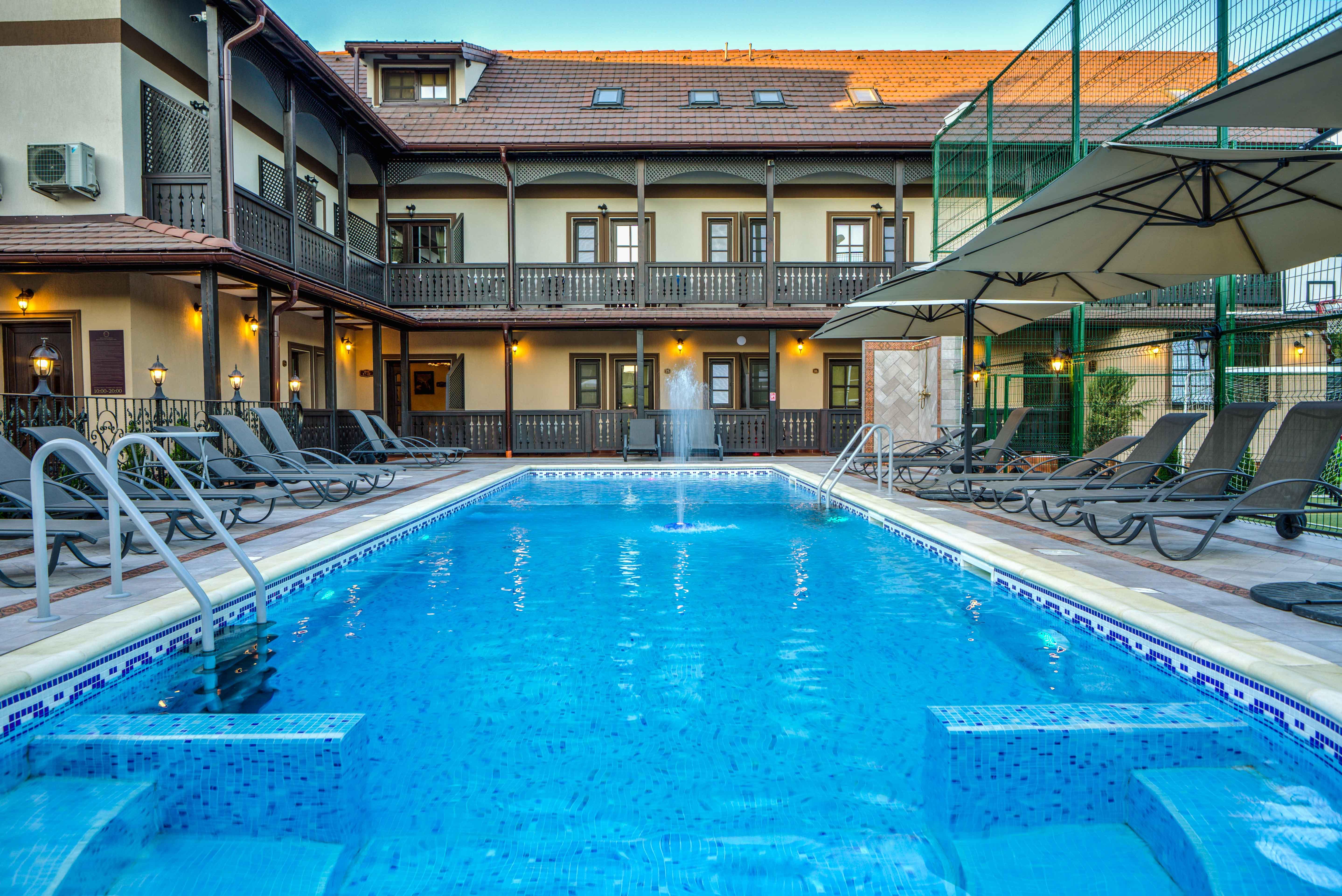 Conacul Ambient Hotel Кристиан Екстериор снимка