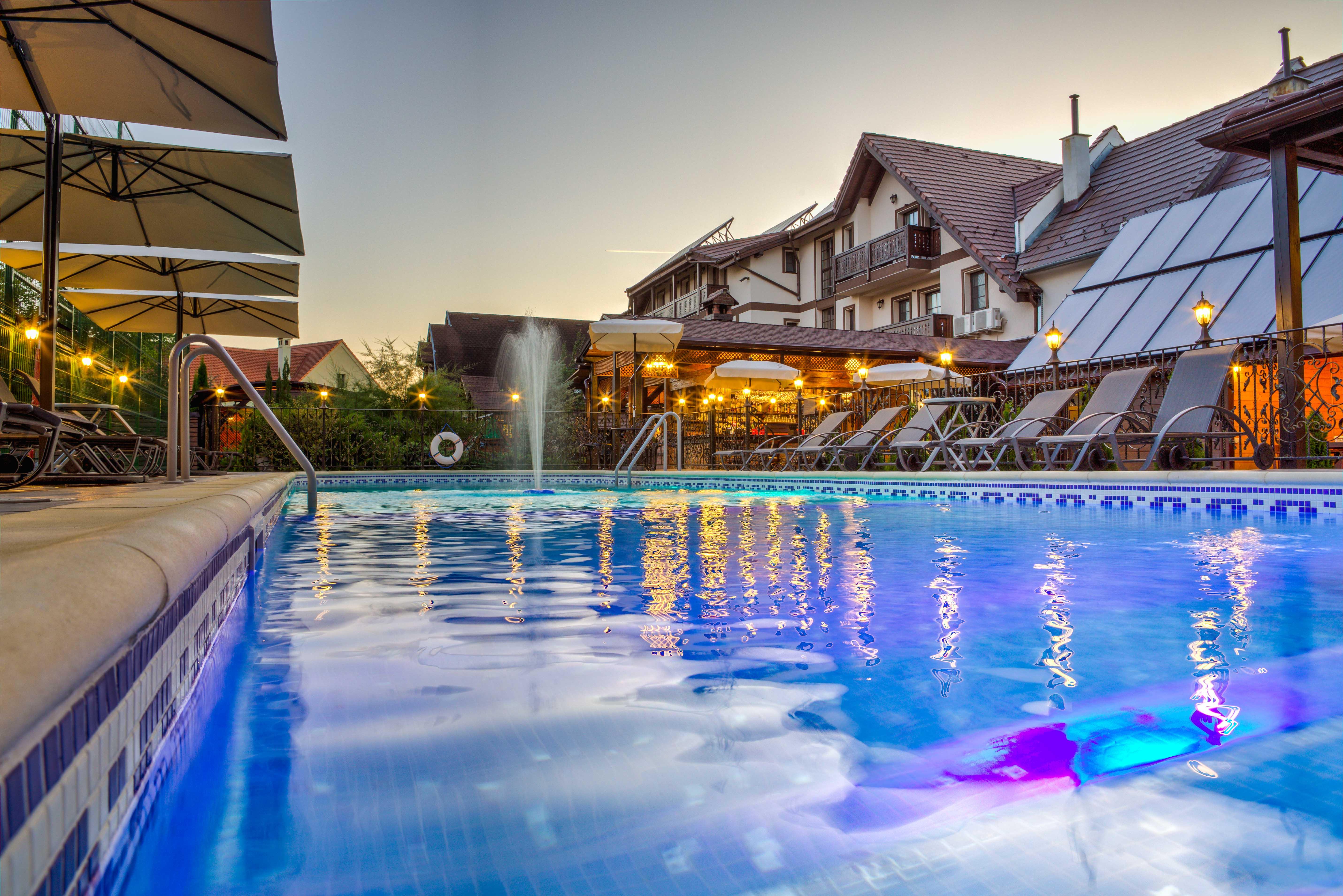 Conacul Ambient Hotel Кристиан Екстериор снимка