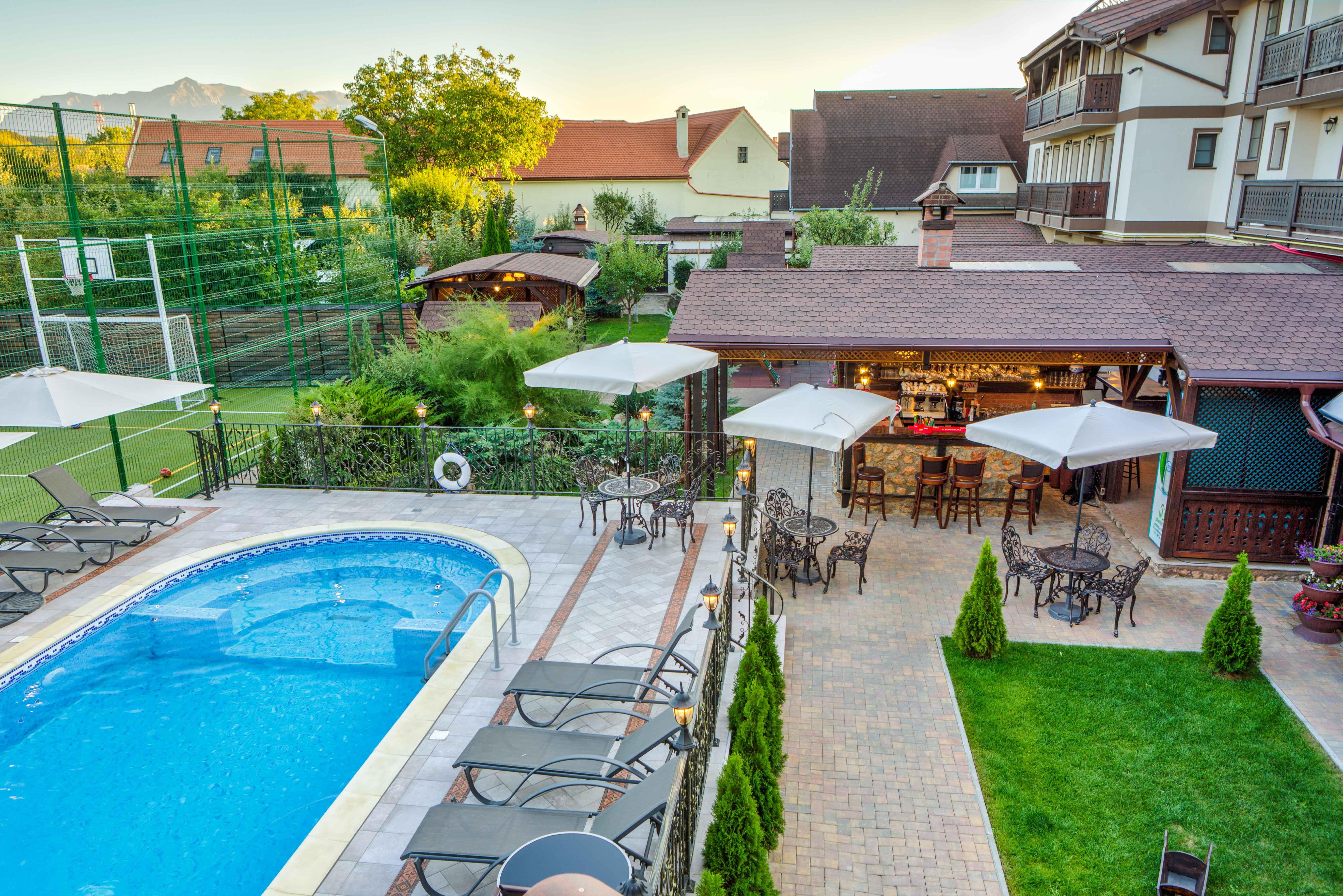 Conacul Ambient Hotel Кристиан Екстериор снимка