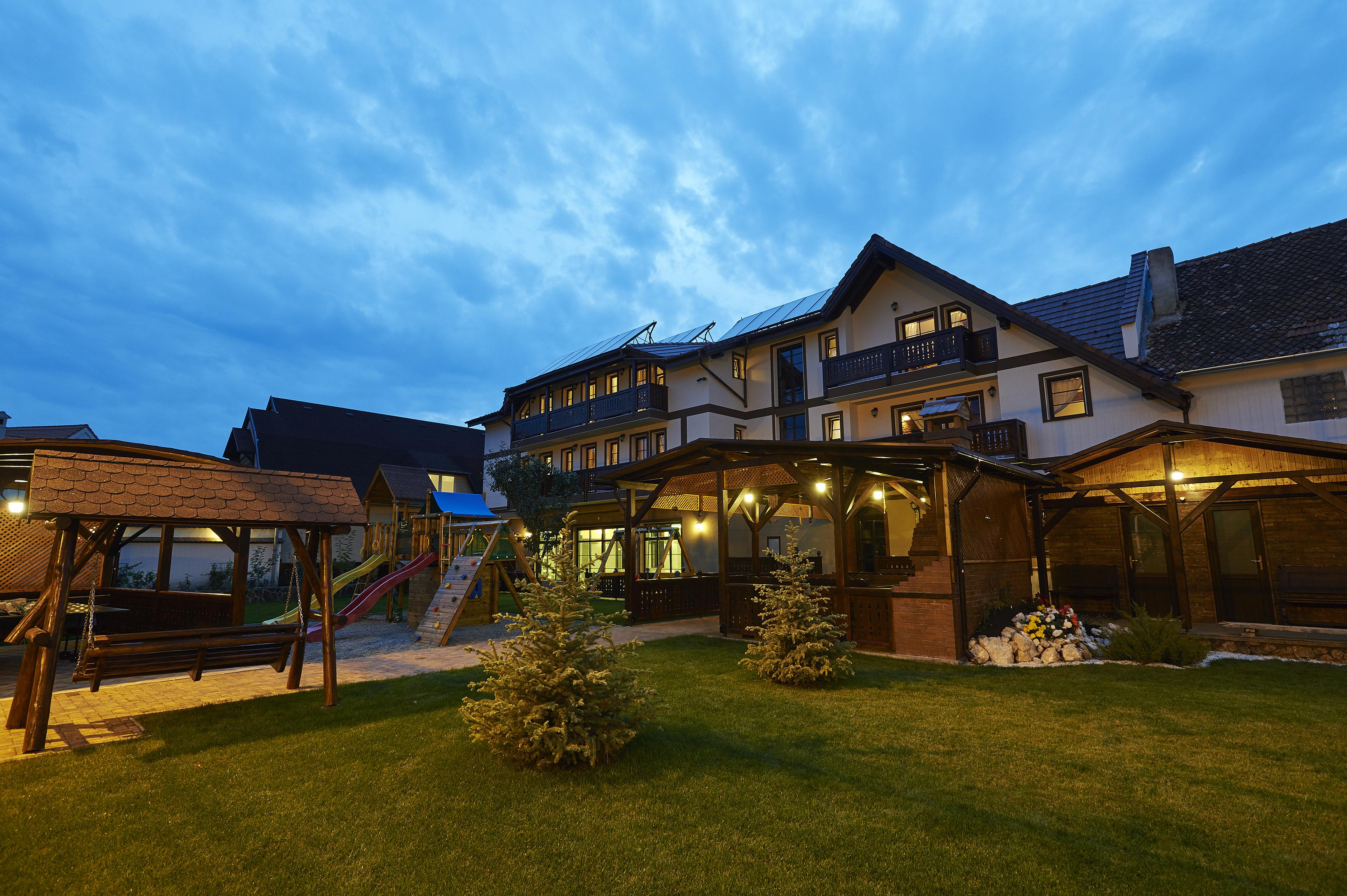 Conacul Ambient Hotel Кристиан Екстериор снимка
