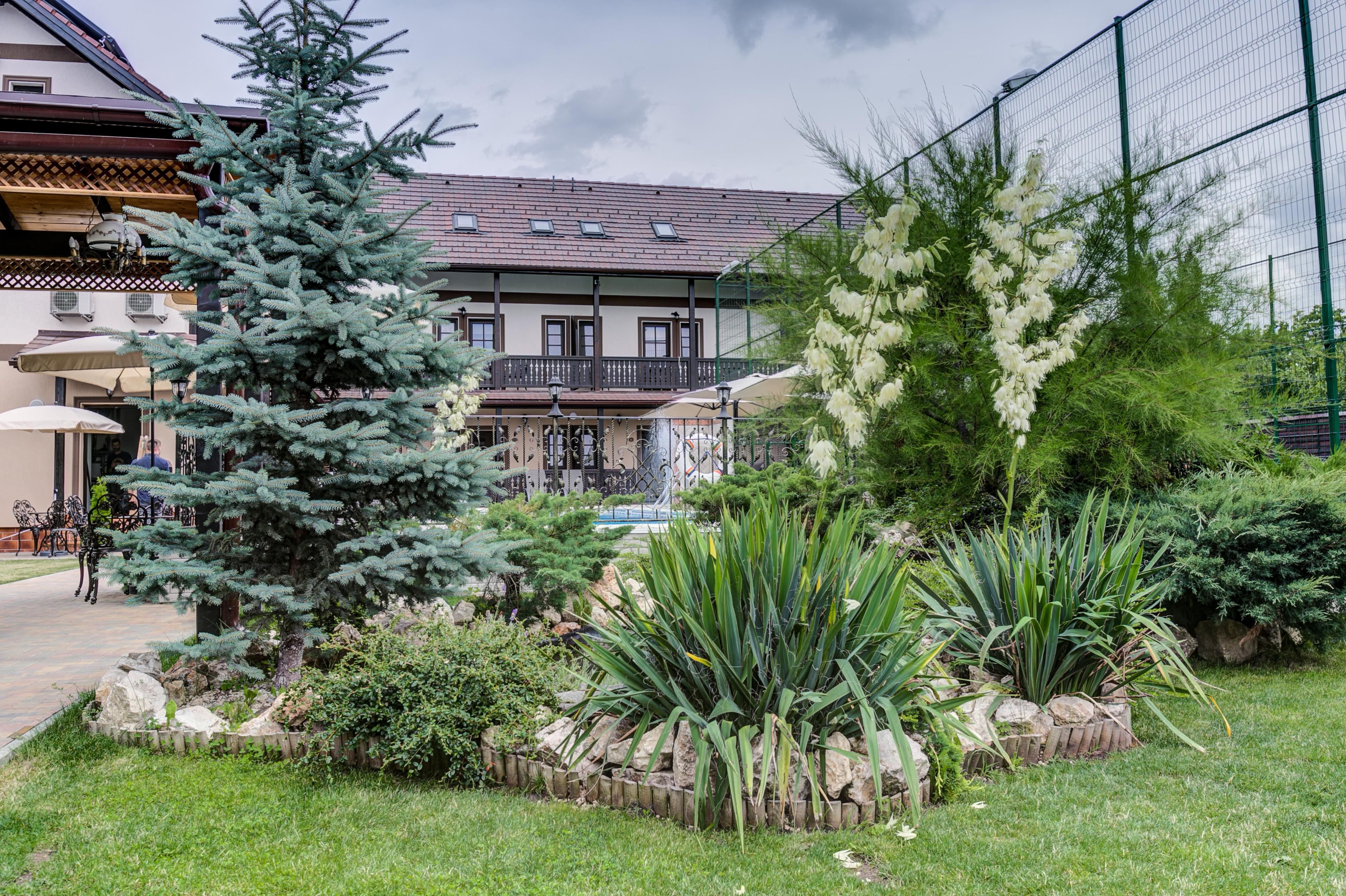 Conacul Ambient Hotel Кристиан Екстериор снимка