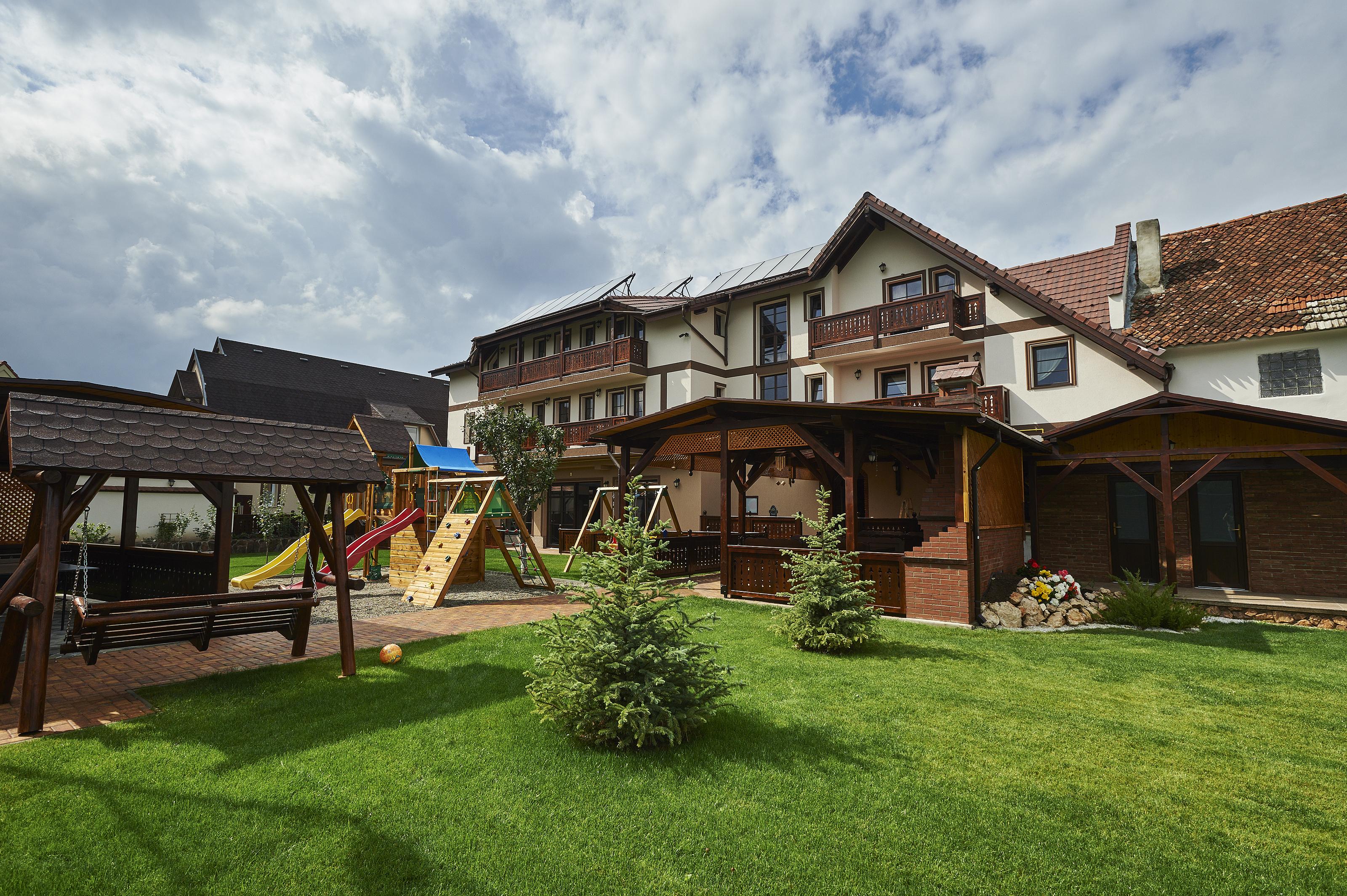 Conacul Ambient Hotel Кристиан Екстериор снимка