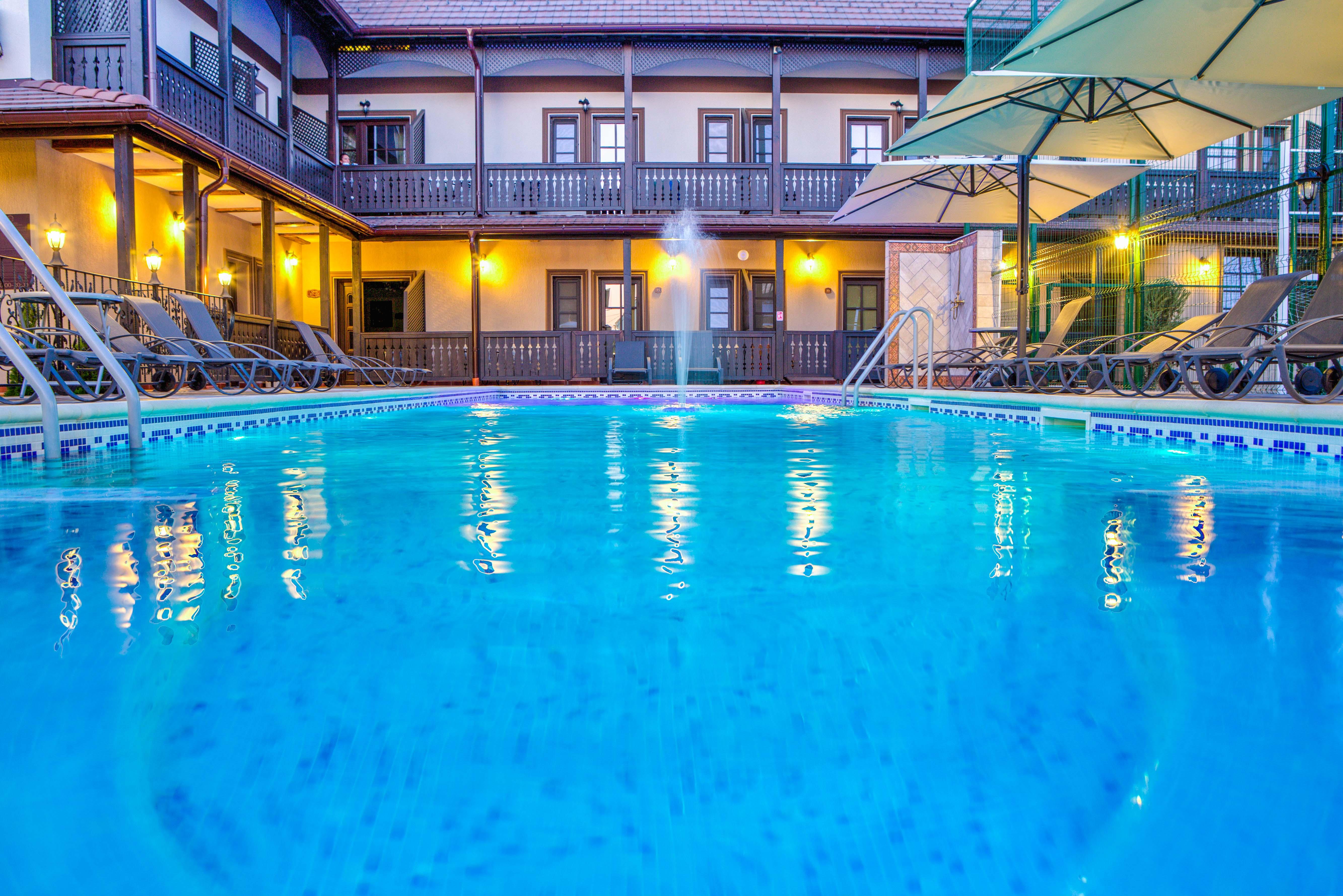 Conacul Ambient Hotel Кристиан Екстериор снимка