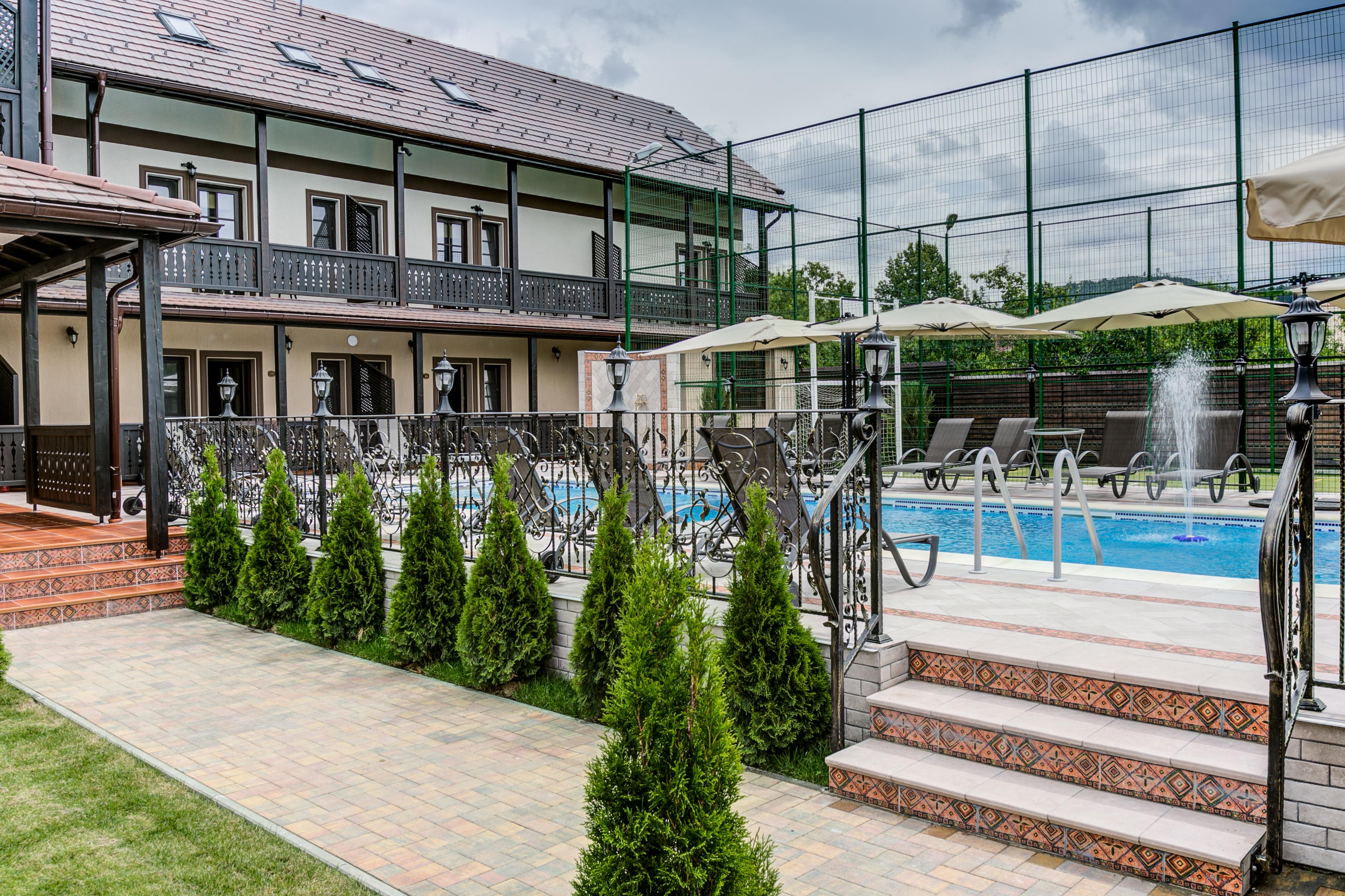 Conacul Ambient Hotel Кристиан Екстериор снимка