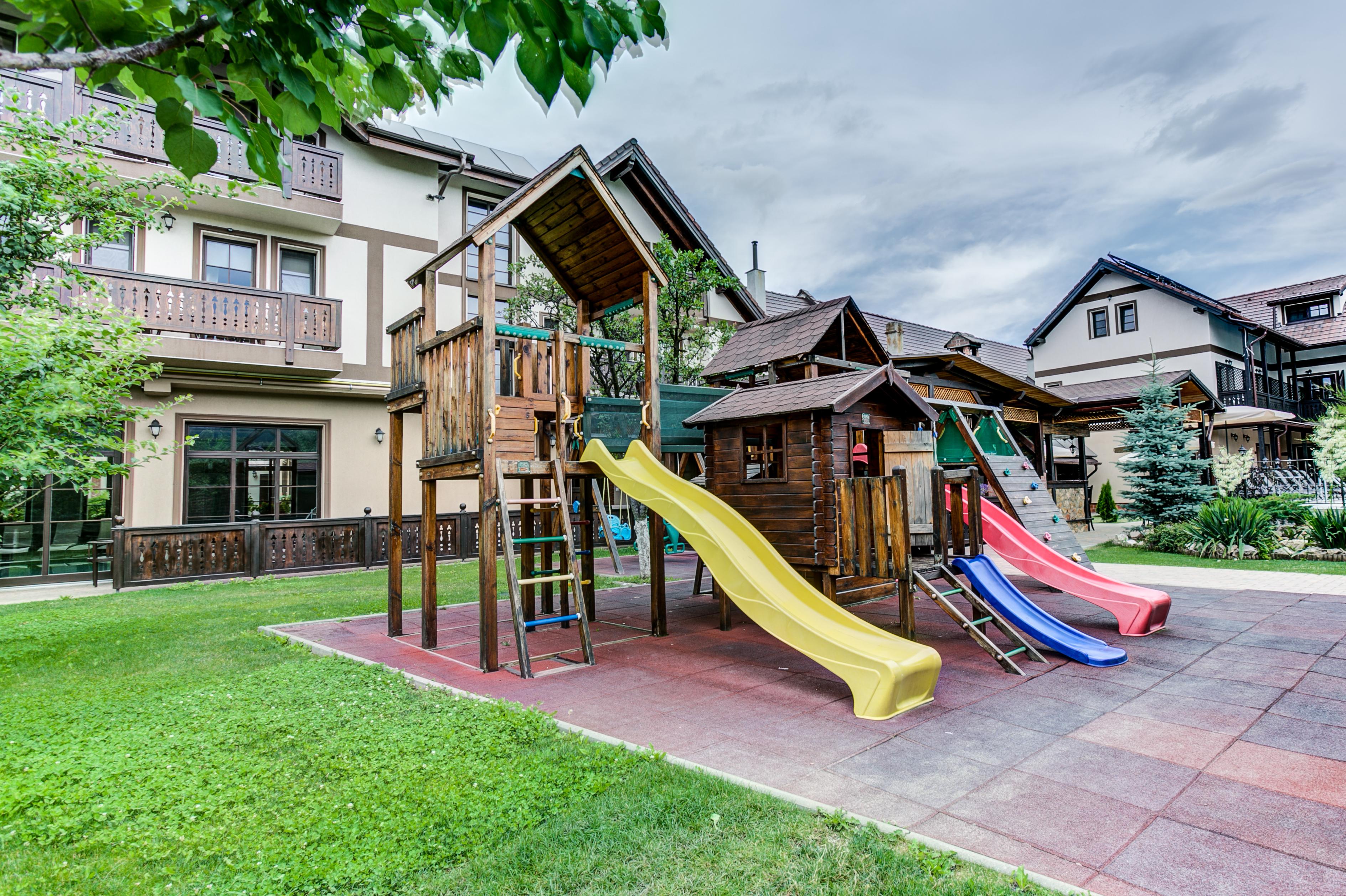 Conacul Ambient Hotel Кристиан Екстериор снимка